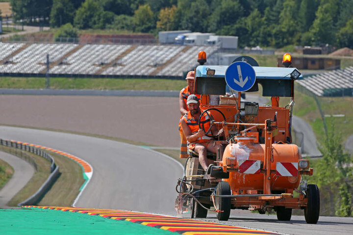 3,671 Kilometer lang ist der Sachsenring. Die Ränder sind in frischem Schwarz-Rot-Gold gestrichen.