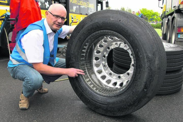 DVB-Mitarbeiter Robert Koch (47) bei
dem damaligen Test der leichten Carbon-Felgen.