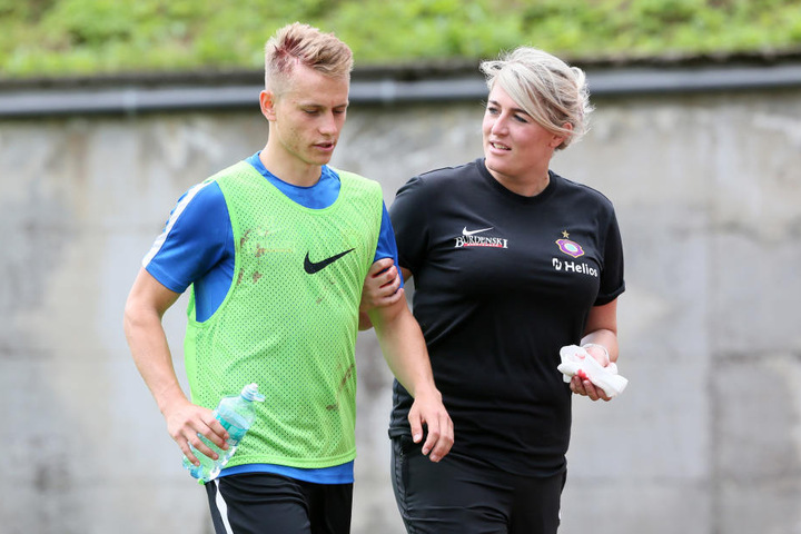 Es geht zur Sache! Sascha Härtel (l.), hier mit Physiotherapeutin Nadine Dörfel, zog sich im Training bei einem Zweikampf mit Calogero Rizzuto eine Platzwunde am Kopf zu.
