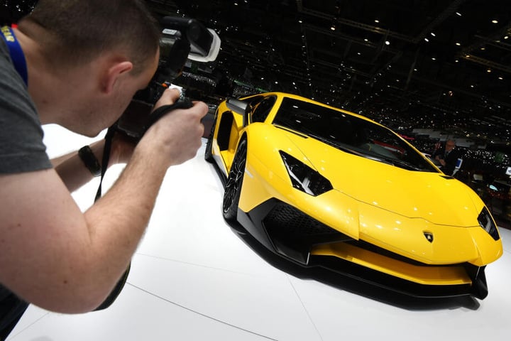 Ein Lamborghini Aventador SV auf einer Automesse.