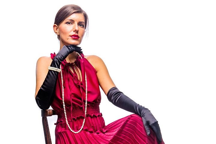 Lady in Red: Alina mit rotem Kleid und Perlenkette.