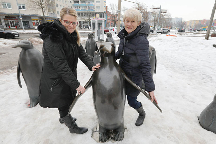 Susanne Schaper (38, Linke) und Petra Zais (59, Grüne, v.l.) haben die Pinguine ins Herz geschlossen.