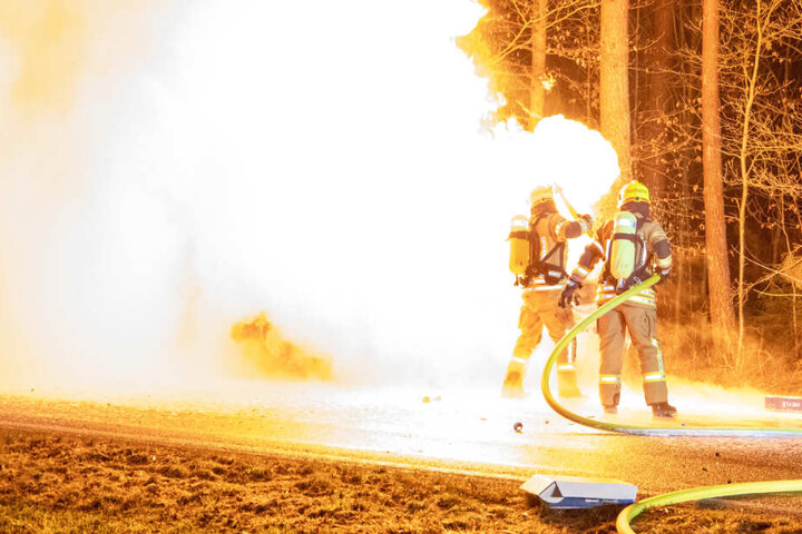 Auf der Staatsstraße 2045 fing ein Volkswagen nach einem Unfall Feuer.