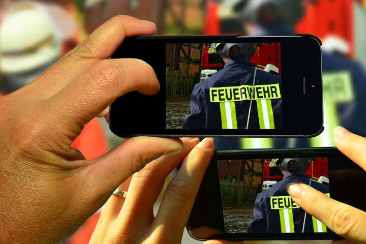 Die Gaffer schauten den Helfern unwürdig zu. Die Feuerwehr musste eingreifen.