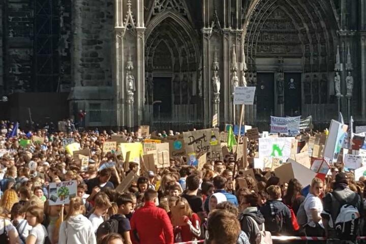 Tausende Menschen nahmen an der Demo in Köln teil.