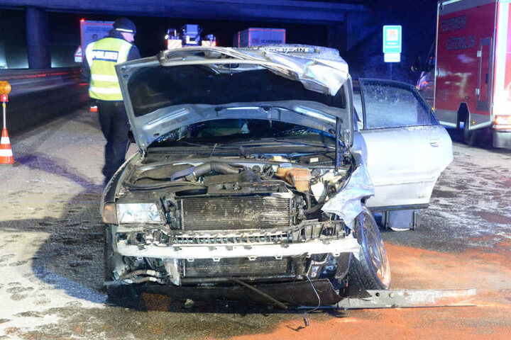 Der Unfallwagen kam auf der mittleren Fahrbahn zum Stehen.