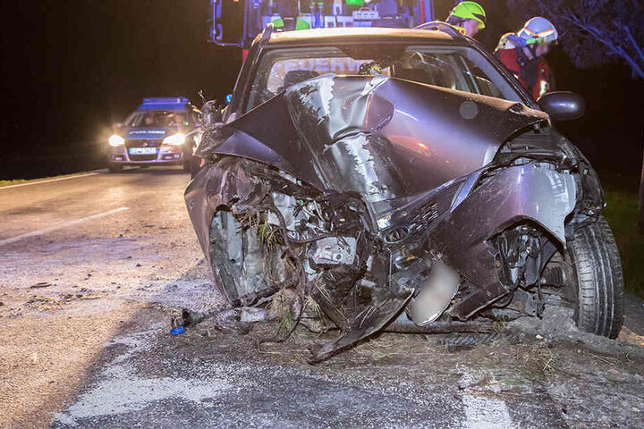 Der Kia wurde wieder auf die Straße geschleudert und blieb dort in entgegengesetzte Richtung stehen.