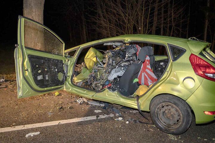 Der junge Fahrer wurde bei dem Unfall so schwer verletzt, dass er verstarb.