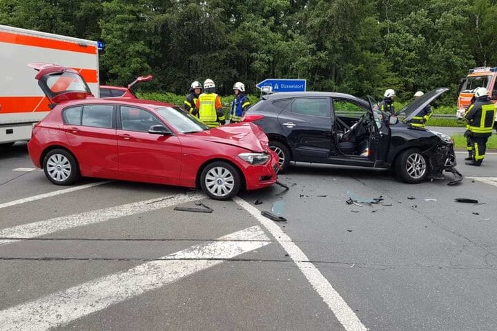 Beide Fahrzeuge wurden erheblich beschädigt.