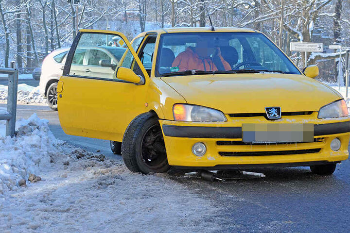 Dieser Peugeot-Fahrer hatte Pech: Achsenbruch - er konnte so nicht weiterfahren. Vermutlich lag es an der Kälte.