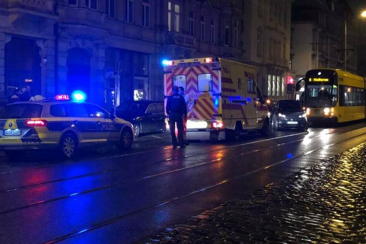 Polizei, wie auch ein Rettungswagen am Unfallort.