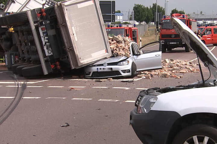 Der Lastwagen kippte an einer Kreuzung auf den wartenden VW.