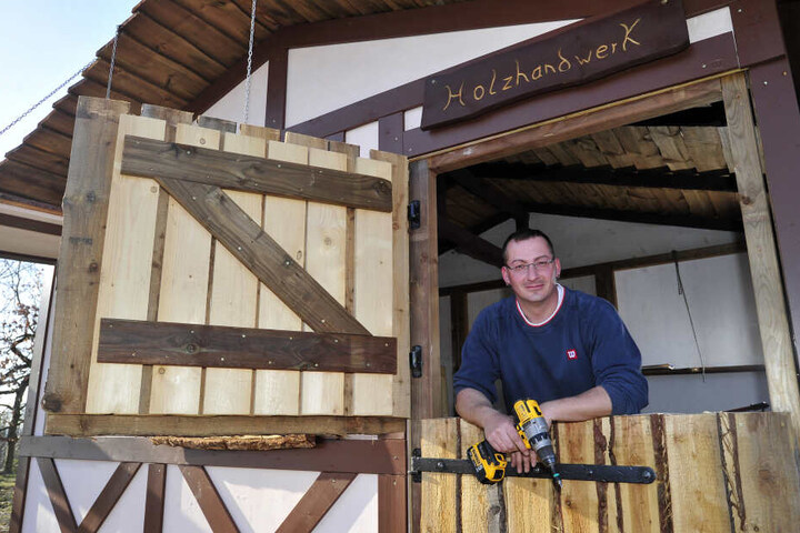Fast fertig: Christian Weißbach (35) baut die Fachwerk-Hütten.