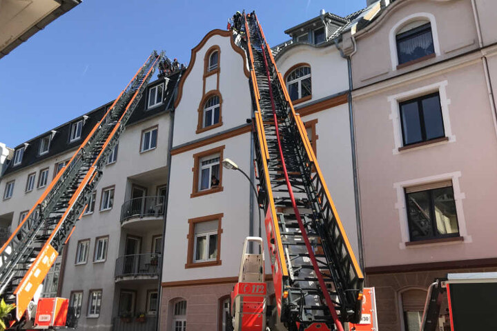 Mit Drehleitern gelangten die Einsatzkräften zum Brandherd.