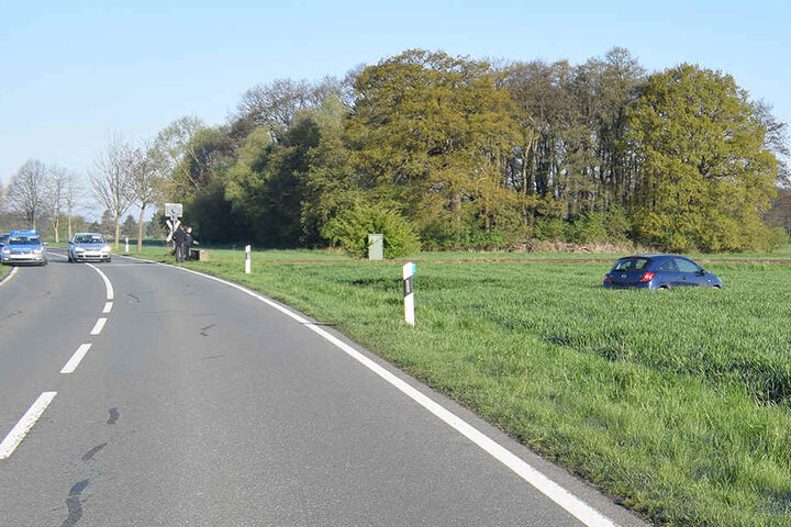 Das Auto der 19-Jährigen landete im Feld.