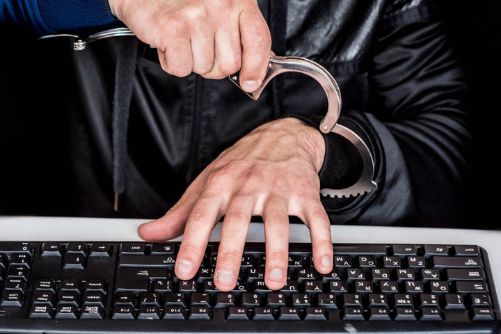 Der Verdächtige soll in mehr als 3.300 Fällen Drogen über das Darknet verkauft haben (Symbolbild).