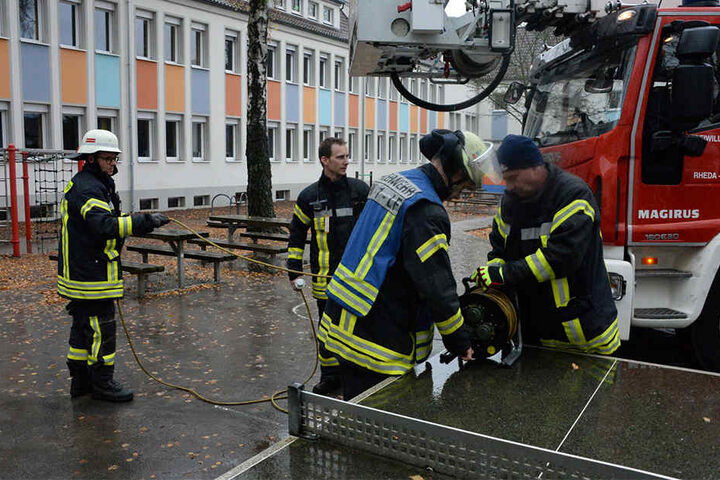 Mit Atemschutz gingen Feuerwehrleute ins Gebäude, um nach dem Brandherd zu suchen.