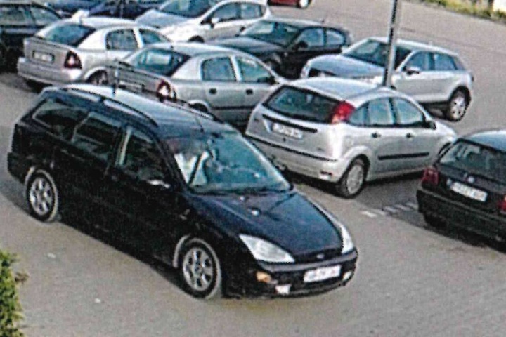 Mit einem schwaren Ford verließ der Dieb den Supermarkt-Parkplatz.