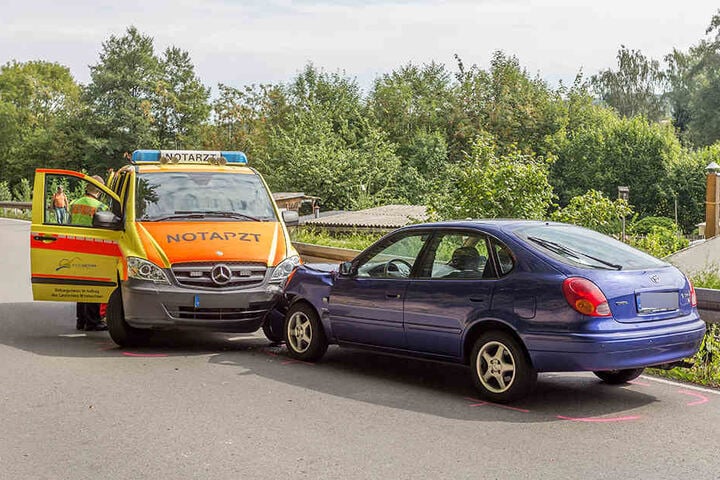 Der Krankenwagen war gerade im Einsatz, als der Unfall passierte.
