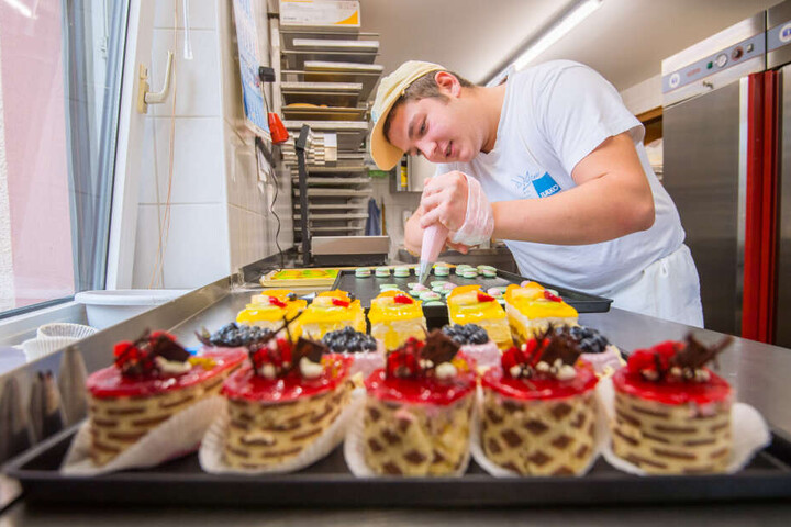 Macarons sind unter Schleckermäulern der Hit! Wie man das Baisergebäck herstellt, lernte Michael in Frankreich.