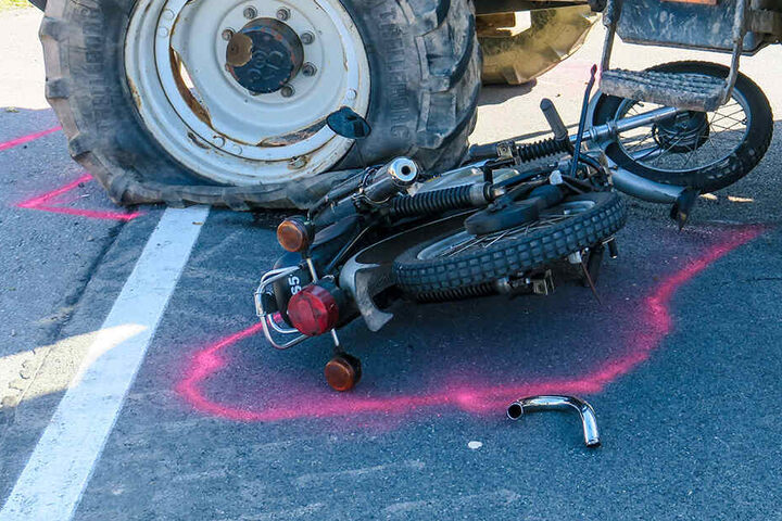 Der Motorradfahrer wurde bei dem Unfall verletzt.