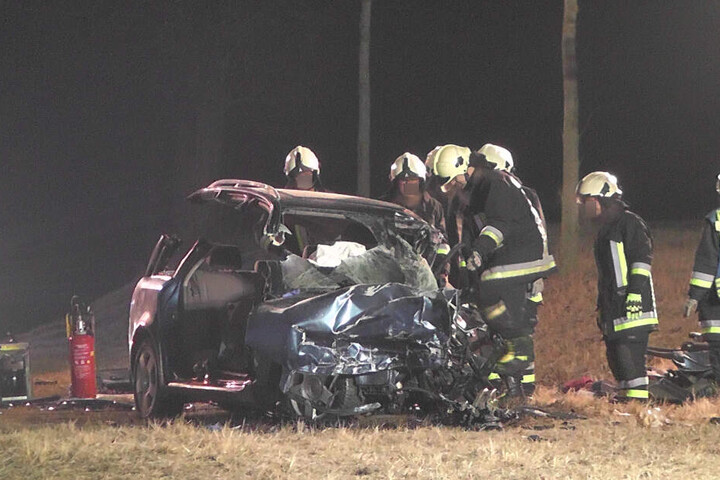 Die Beifahrer wurden schwer verletzt in eine Klinik gebracht.