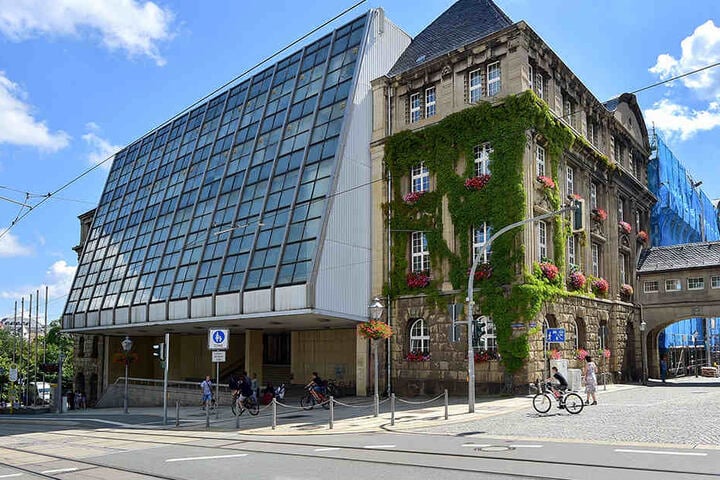 Die Glasfassade des Rathauses soll ab 2018 endlich saniert werden.