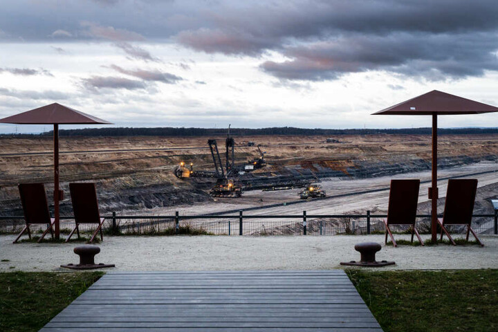 Im Tagebau Hambach soll bis 2029 Kohle abgebaut werden, der Hambacher Forst bleibt jedoch erhalten.