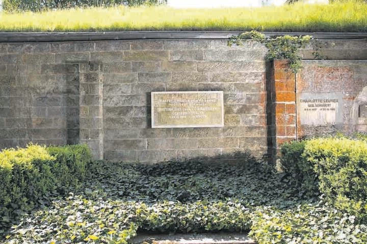 Das Grab des Forschers befindet sich auf dem Waldfriedhof Weißer Hirsch.
