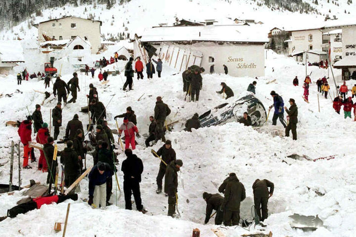 Rettungskräfte suchten nach der Lawinenkatastrophe in Galtür nach Verschütteten. (Archivbild)