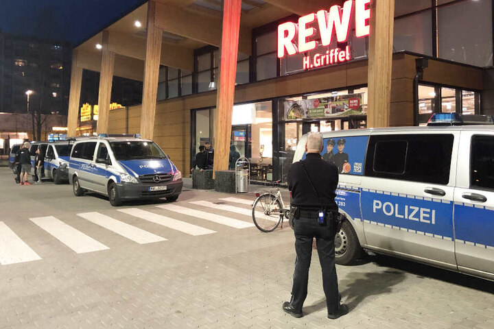 Ein Großaufgebot der Polizei rückte zu dem Supermartk an, damit die Kindergruppe gestoppt wird.