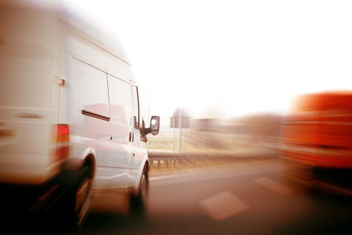 Ersten Schätzungen der Ermittler zufolge, war der Transporter zu schnell auf der Autobahn unterwegs (Symbobild).