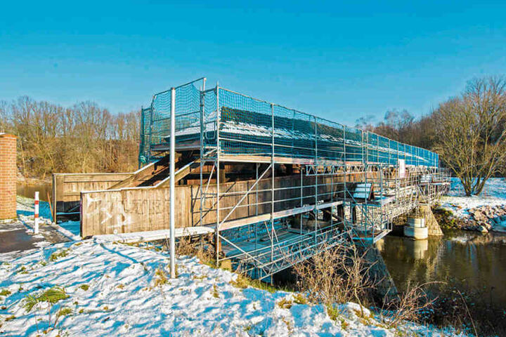 Noch eine Prestige-Baustelle: Sachsens älteste Holzbrücke, der Röhrensteg, wird derzeit ebenfalls saniert.