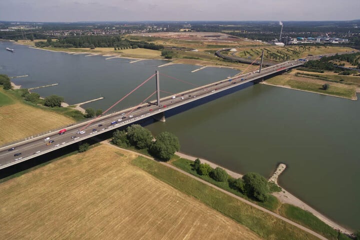 Die Leverkusener Brücke aus der Luft.