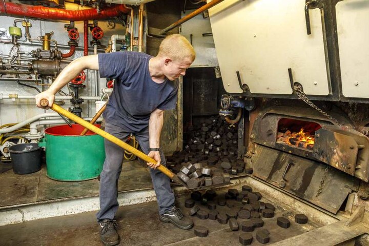 Schwitzen für die große Fahrt: Der "Diesbar" ist der letzte Raddampfer mit Kohleantrieb - und Heizer Lukas Häusler (20) muss die Briketts zentnerweise in Feuerkammer schaufeln.