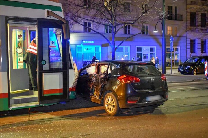 Möglicherweise wollte der Kiafahrer verbotswidrig wenden.