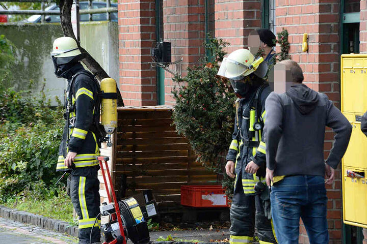 Mit Atemschutzmasken gingen die Feuerwehrleute ins Gebäude.