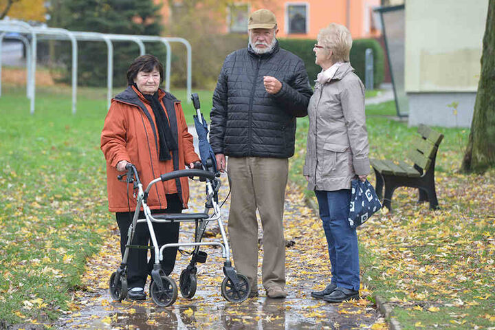 Für Anwohner Gisela Aumann (77, v.l.),
Claus Modaleck und Renate Vier (77) ist
der Fußweg zum Hindernis geworden.