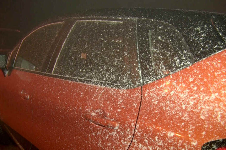 Zahlreiche Autofahrer im Erzgebirge werden am Montagmorgen wohl die Scheiben an ihren Autos frei kratzen müssen.