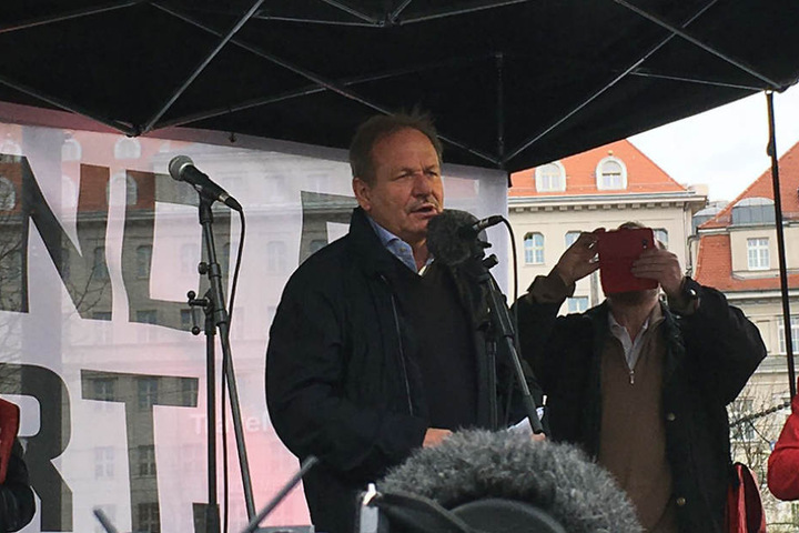 Verdi-Chef Frank Bsirske spricht auf dem Leipziger Richard-Wagner-Platz zu den Streikenden.