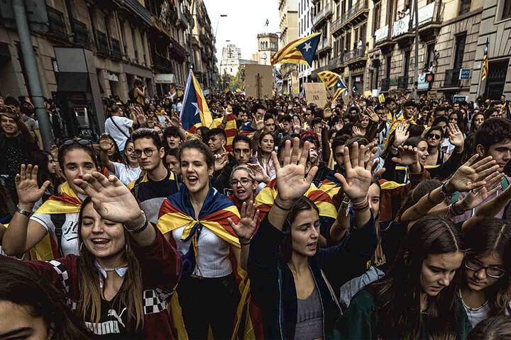 Katalanische Studenten demonstrieren in Barcelona mit Flaggen für die Unabhängigkeit der Region.