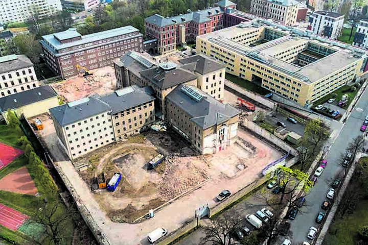 Die Abrissarbeiten rund um das ehemalige Kaßberg-Gefängnis sind in vollem Gange.