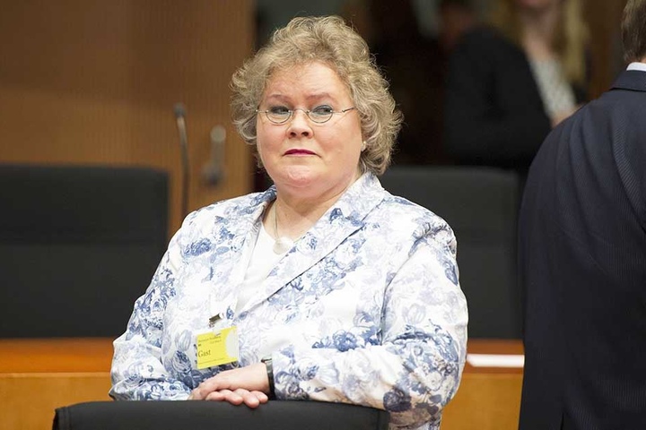Kristin Rose-Möhring plädiert dazu, das Wort "Vaterland" durch "Heimatland" zu ersetzen.