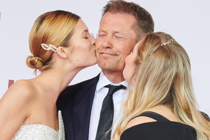 Til Schweiger, Schauspieler, genießt die Küsschen seiner Töchter Lilli (l) und Luna. Sie kommen zur Weltpremiere seines neuen Films "Die Hochzeit" im Zoo Palast.