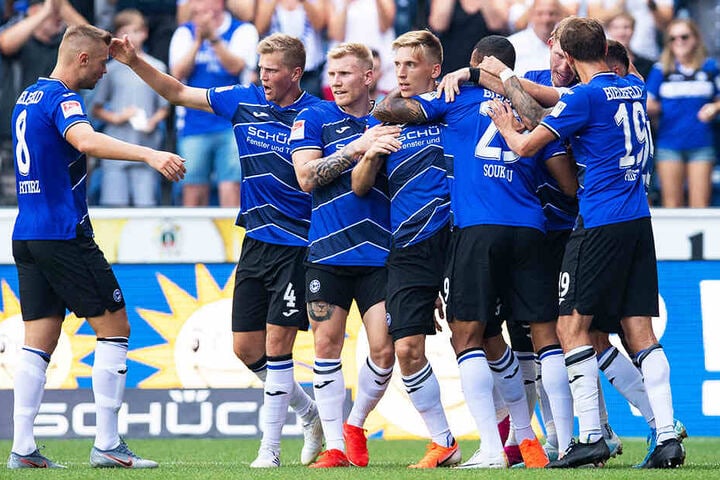 Jubel bei Arminia Bielefeld nach dem Ausgleichstor zum 2:2.