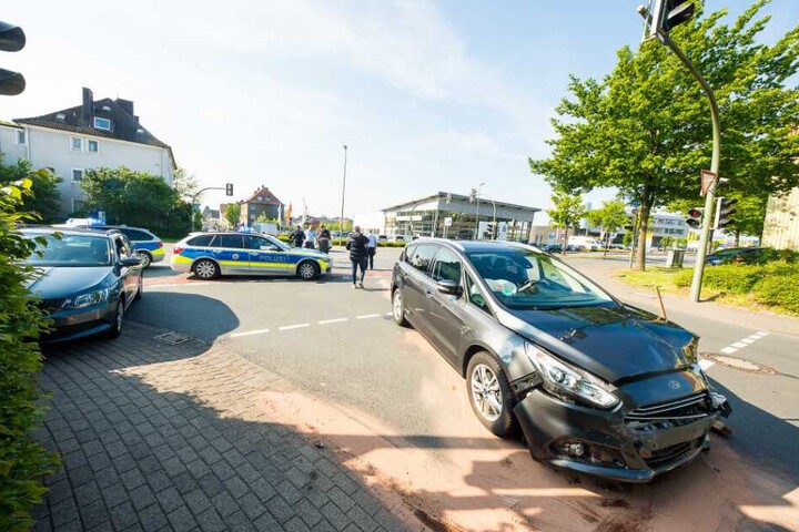Die beiden Fahrer wurden bei dem Unfall leicht verletzt.