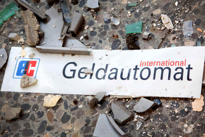 Der Geldautomat wurde zerstört, auch das Gebäude ist beschädigt. (Symbolbild)
