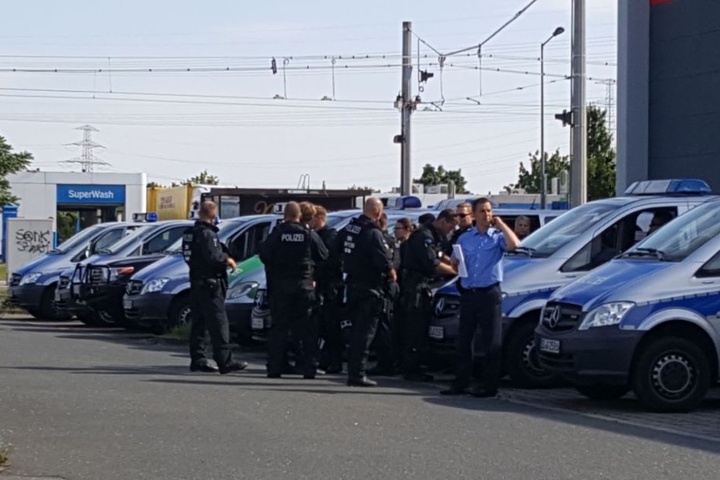 Dutzende Polizisten und ein Hubschrauber sind an der Suche nach Mike W. beteiligt.