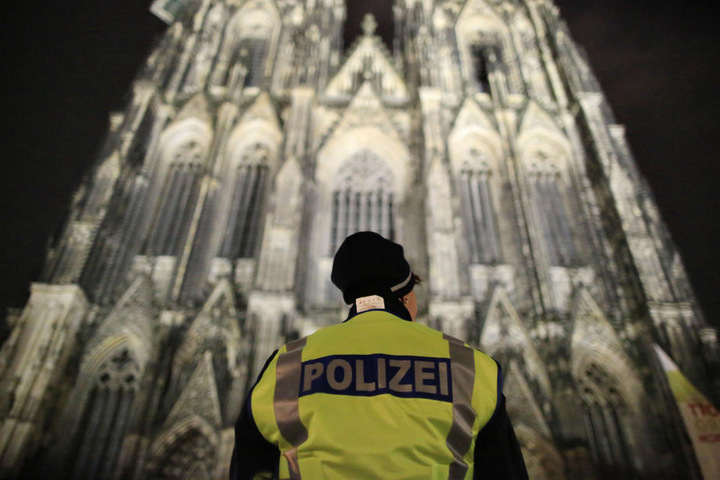 Die Christmette im Kölner Dom fand 2016 unter Polizeischutz statt.