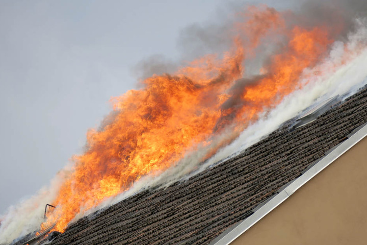Nach knapp 90 Minuten konnte das Feuer unter Kontrolle gebracht werden.